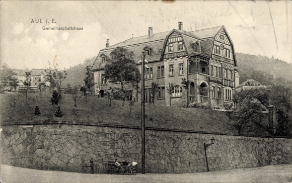 Ak Aue im Erzgebirge Sachsen, Gemeinschaftshaus,  Architektur, Landschaft, Schwarz-Weiß-Foto