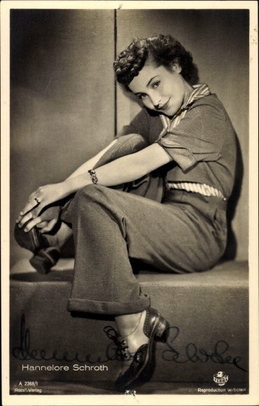 Postcard actress Hannelore Schroth, portrait, Ross Verlag A 2368/1, Terra, autograph