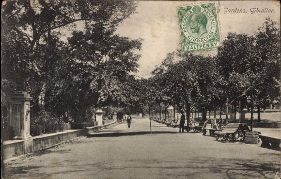 Ansichtkaart Gibraltar, tuin met bomen, straat, mensen, bankje, poststempel, halve penny