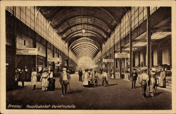 Ak Wrocław Breslau Schlesien, Hauptbahnhof-Verkehrshalle, Menschen, Schalter mit Beschriftungen