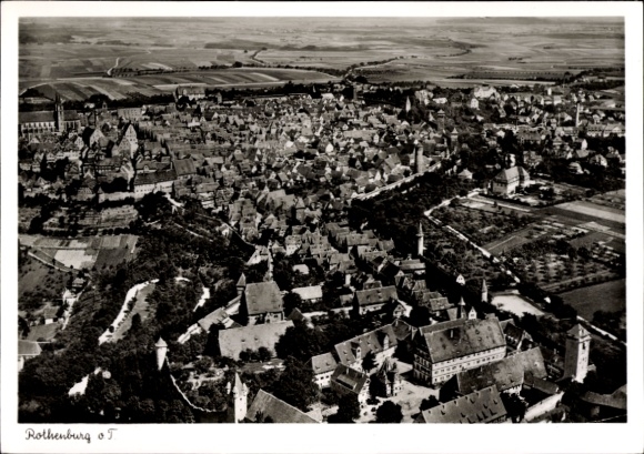 Ak Rothenburg ob der Tauber Mittelfranken, Luftaufnahme von Rothenburg, Stadtansicht,  Gebäude