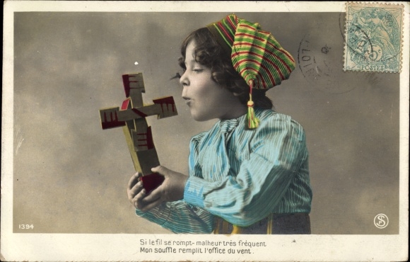 Postcard girl with a small pinwheel, Si lefil se rompt malheurtres frequent...