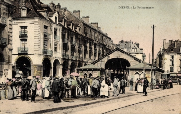 Ak Dieppe Seine Maritime, La Poissonnerie, Markt mit vielen Menschen, historische Architektur,...