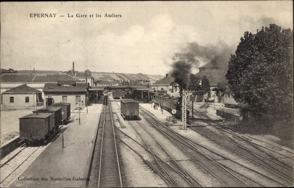 Ak Epernay Marne, La Gare et les Ateliers, Blick auf den Bahnhof, Dampflok, Güterwaggons