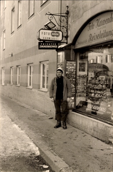 Photo Postcard Oberbayern?, Shop Photo Karwendel, Shop window, Man