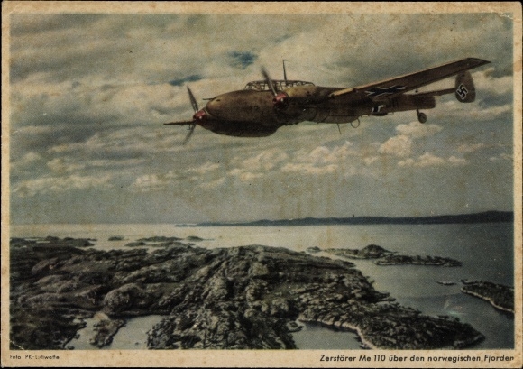 Ak Messerschmitt Me 110 Zerstörer Kampfflugzeug über den norwegischen Fjorden, Luftwaffe, color