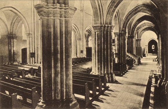 Ak Naumburg an der Saale, Innenansicht des Doms, Säulengang von Südwest, Kirchenbänke, Wände