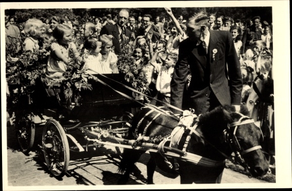 Postcard pony carriage, Princesses of the Netherlands, August 1945