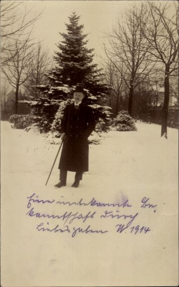 Foto Ak Löbau in Sachsen, Teilansicht im Winter, Mann im Mantel