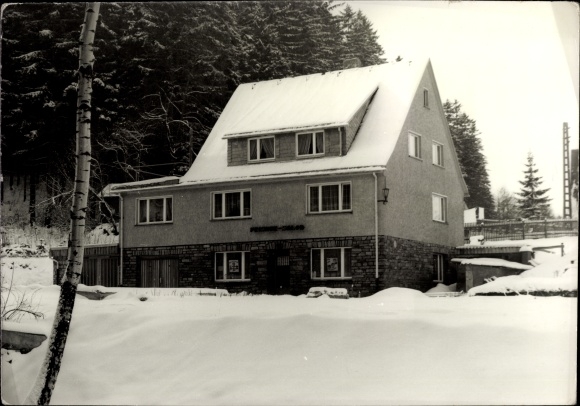 Postcard Radeburg in Saxony, residential building in the snow