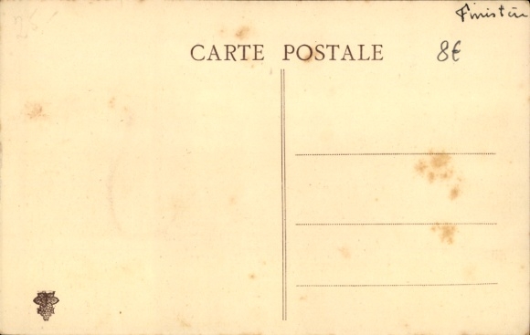 Postcard Bannalec Finistère, Monument aux Morts, buildings in the background, trees in the square