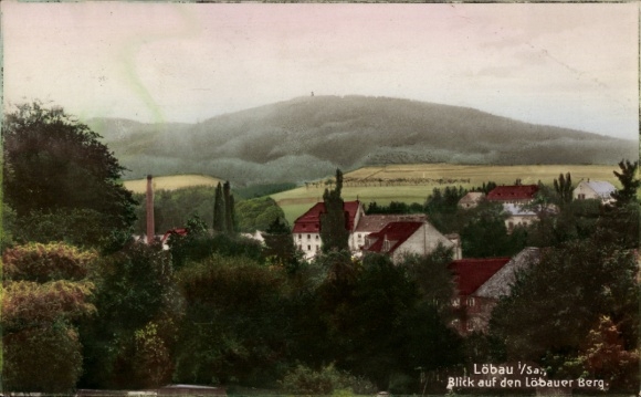 Ak Löbau in Sachsen, Aussicht auf den Löbauer Berg, Häuser mit roten Dächern, Grüne Landschaft
