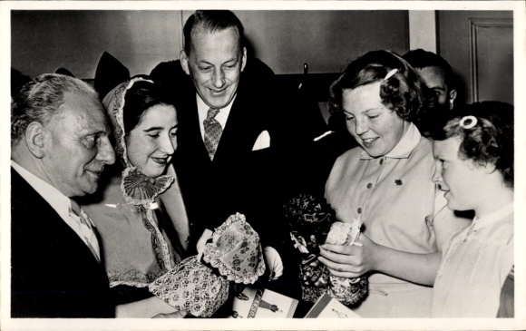 Ak Utrecht, Prinzessinnen Beatrix und Irene in Tivoli, echte spanische Puppen