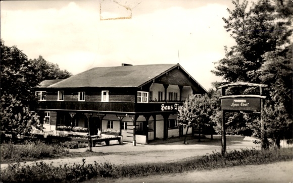 Ak Buckow in der Märkischen Schweiz, Haus Ti, Schwarzes Holzgebäude, Restaurant, Umgebungsgrün