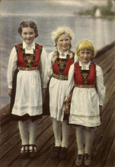 Postcard Hardanger Norway, three girls in Norwegian national costume