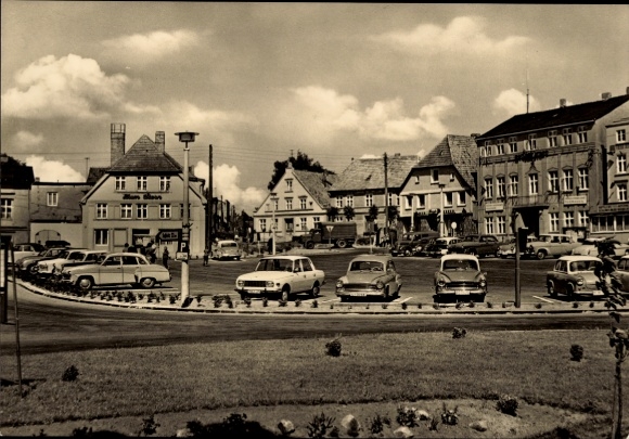 Ak Bergen auf der Insel Rügen, Karl-Marx-Platz, Autos, Wartburg, Trabant