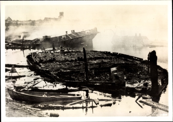 Photo Hoffmann, H., Burning Port of Kremenchuk, October 1941