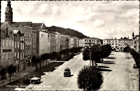 Ak Tittmoning in Oberbayern, Stadtplatz, Blick nach Norden, Bäume, Autos,  Gebäude