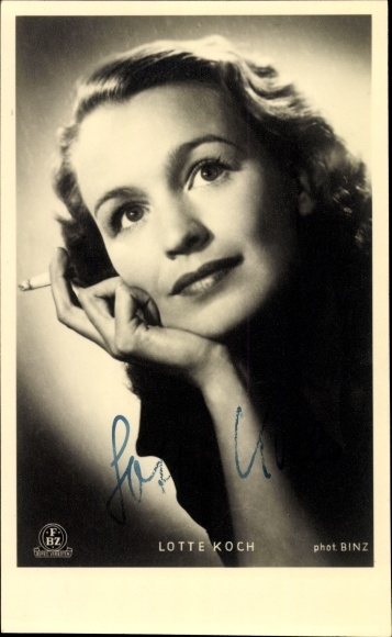 Postcard actress Lotte Koch, portrait, cigarette, autograph