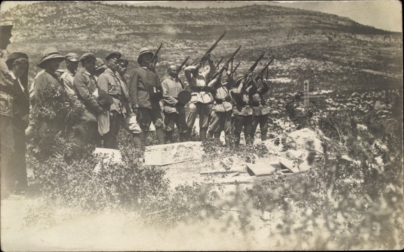 Foto Ak Soldaten beim Salut-Schießen, Soldatengrab, Beerdigung