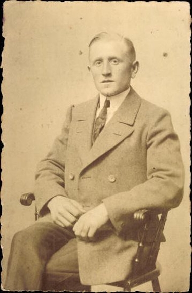 10 old photo PC men, various motifs