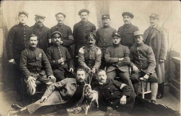 Photo Postcard Gießen, prisoner of war camp, soldiers in uniform, group photo