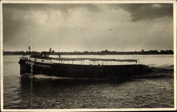 Photo PC Hamburg, saloon steamer Stadtdeich in front of the city