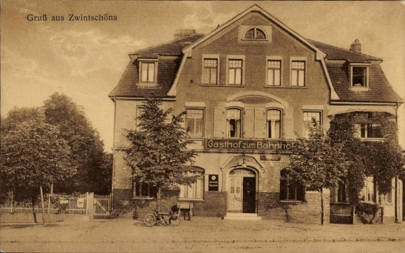 Postcard Zwintschöna Dieskau in Saalekreis, Gasthof zum Bahnhof, architecture, green trees, bike at the house