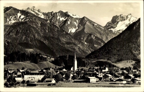 Ak Oberstdorf im Oberallgäu, Panoramablick auf  Berglandschaft, Kirche im Vordergrund