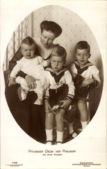 Postcard Princess Oskar of Prussia, Countess Ina Marie von Bassewitz, children, portrait