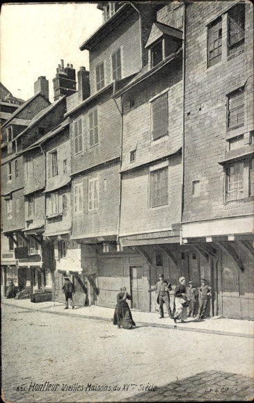 Ak Honfleur Calvados, Alte Häuser, XV. Jahrhundert, Stadtansicht, Strassenszene, Menschen