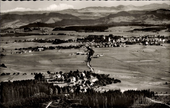 Ak Isny im Allgäu, Landschaftsaufnahme, Dorfansicht, Berge im Hintergrund