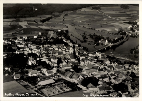 Ak Roding in der Oberpfalz, Luftaufnahme von Roding, Flussansicht, Landschaft, Häuser