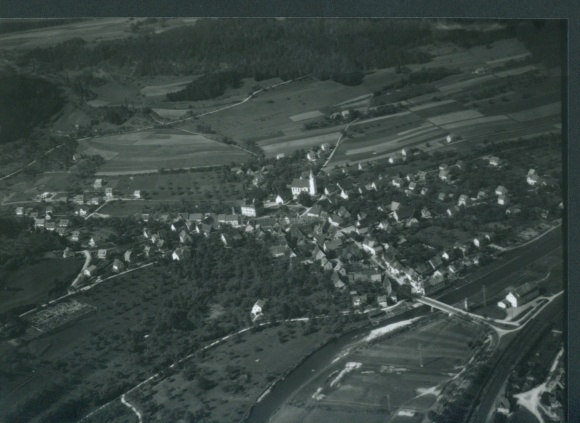 Ak Dettingen (Hohenzollern) Horb am Neckar,  ein Dorf mit Kirche, umgeben von Feldern und Wiesen.