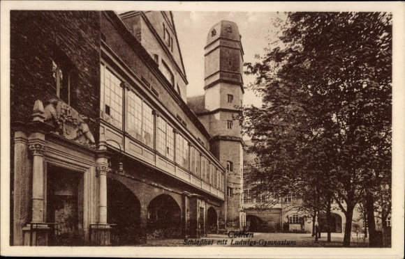 Ak Cöthen Köthen in Anhalt, Schlosshof mit Ludwigs Gymnasium