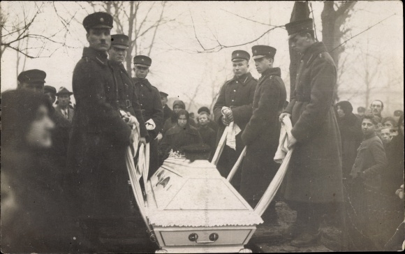 Photo Postcard Liepaja Libau Latvia, Estonia?, Soldiers in uniform, funeral, coffin, 1926