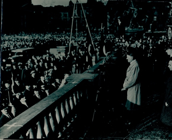 Foto Adolf Hitler vor Publikum im Lustgarten Berlin, April 1932