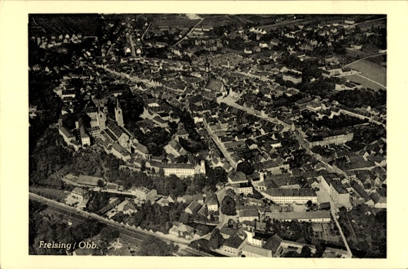 Ak Freising in Oberbayern, Luftaufnahme von  Stadtansicht, viele Häuser