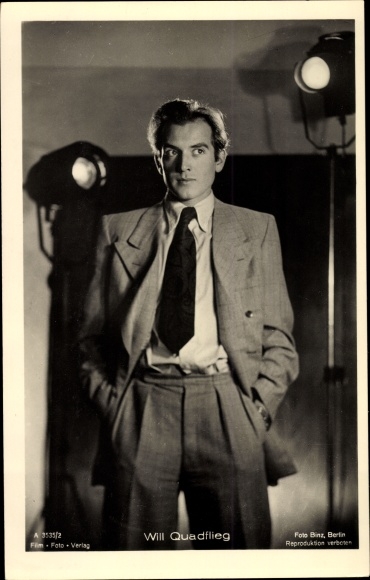 Postcard actor Will Quadflieg, standing portrait, spotlight, photo Binz A 3535 2, film photo publishing house