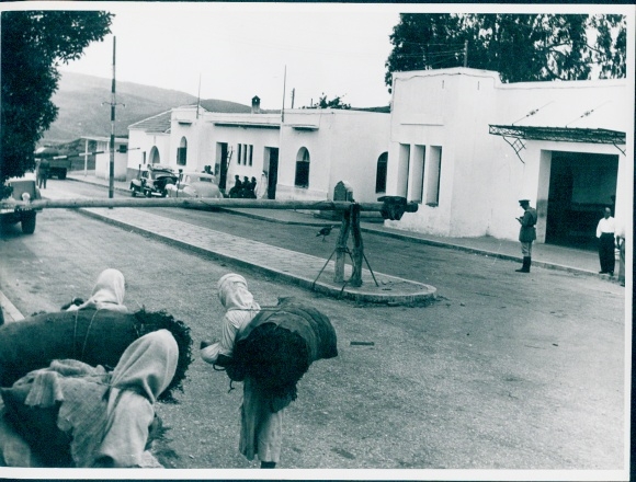 Fotoscena filmowa Tanger, miasto o dwóch twarzach, granica, Niemcy 1952, Jordan J. von Boyadjieff
