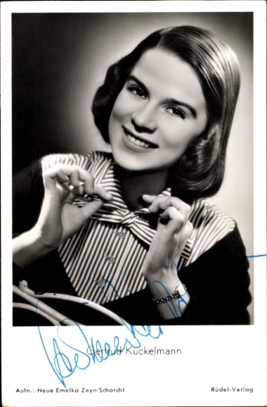 Postcard actress Gertrud Kückelmann, portrait, autograph, the chaplain of San Lorenzo