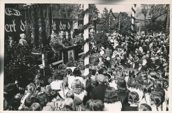 Fot. Max Schirner Berlin, Falkensee w Havelland, obchody pierwszomajowe, mównica