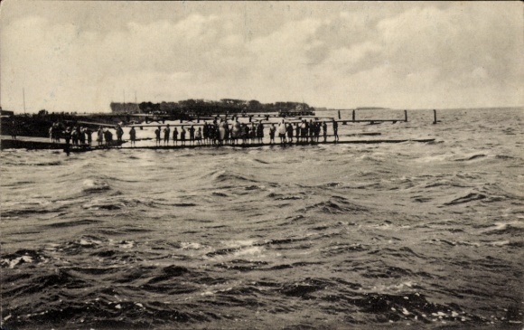 Ak Wiek op Rügen, Seefteg, kindertehuis, mensen op steiger, water, wolken, landschap