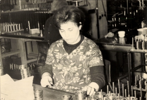 Foto Frau bei der Arbeit, Fabrik, Werkbank