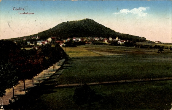 Ak Görlitz in der Lausitz,  Landeskrone, Hügel mit Bäumen und Häusern, blauer Himmel