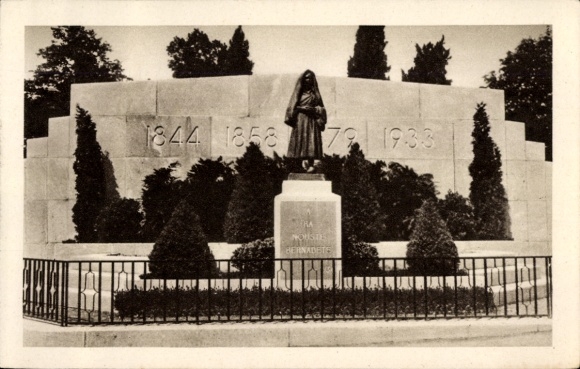 Ak Lourdes Hautes Pyrénées, Monument à Sainte Bernadette, Jahreszahlen 1844, 1858, 1933, Statue