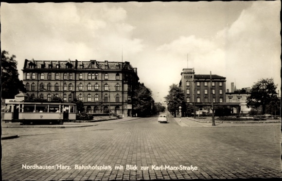 Postcard Nordhausen am Harz, station square with a view of Karl Marx Strasse, tram