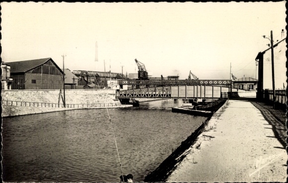 Ak Aubervilliers Seine Saint Denis, Brücke, Kanal, Lagerhäuser, Industrie, schwarz-weiß,  Ansicht