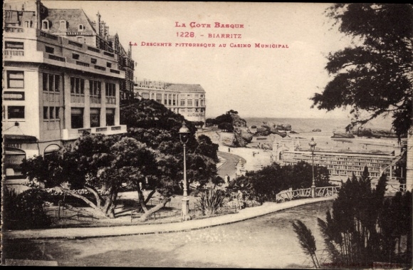 Ak Biarritz Pyrénées Atlantiques, La Côte Basque, schilderachtige afdaling naar het Casino Municipal
