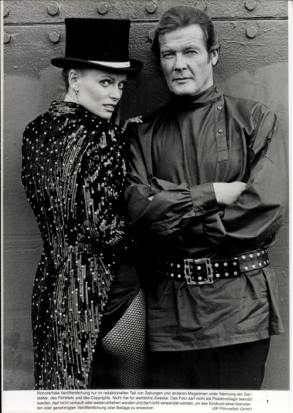 Photo film scene James Bond 007 - Octopussy, GB 1983, scene with Krystina Wayborn and Roger Moore